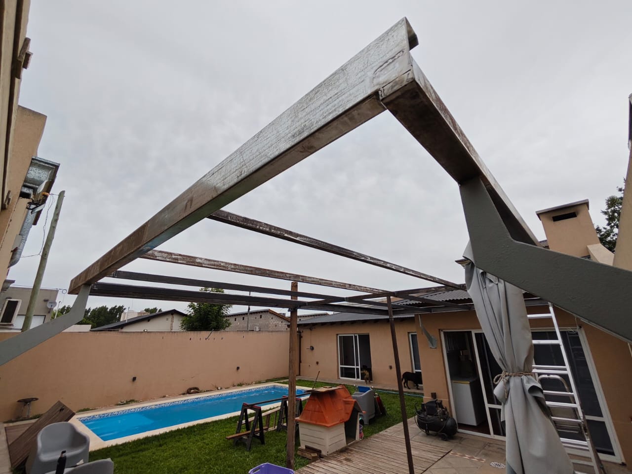 Estructura metálica de una galería durante el trabajo