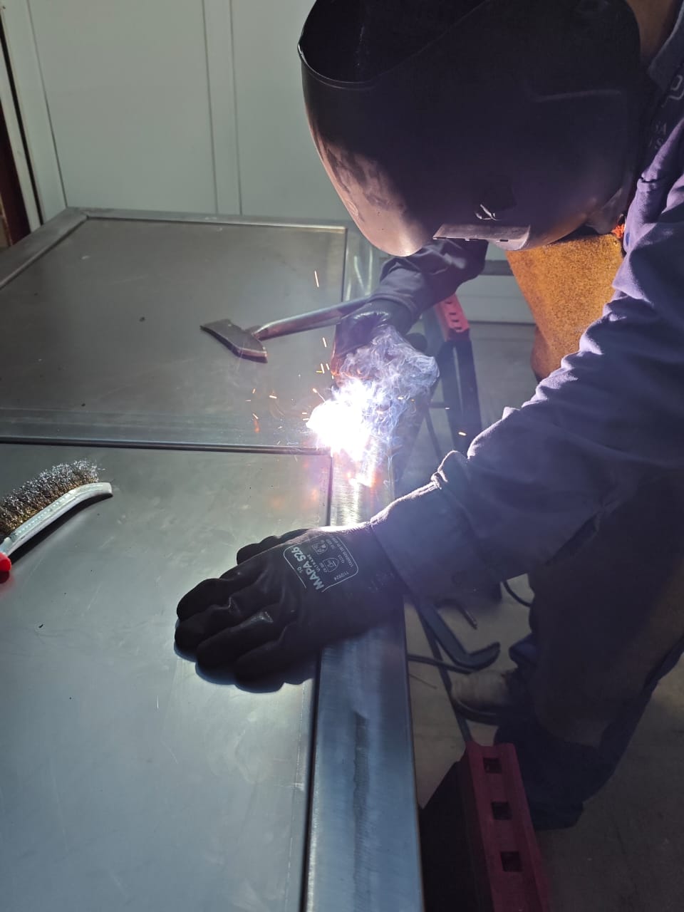 Trabajo de soldadura sobre una pieza metálica